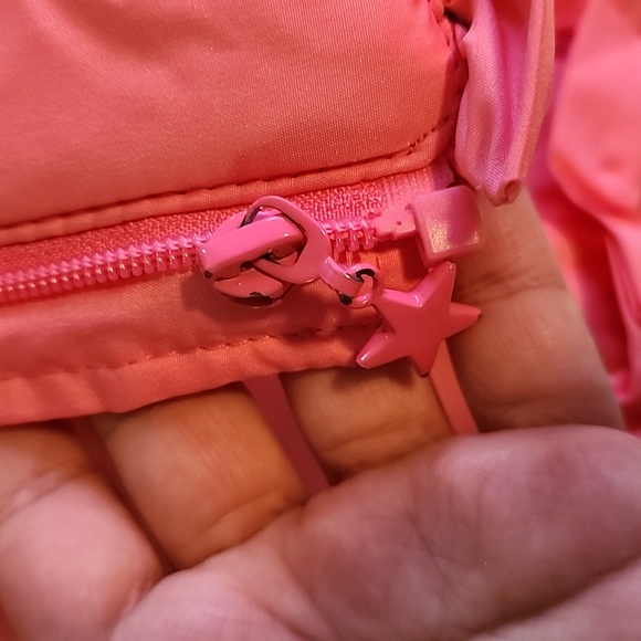 girl's snowsuit, worn a couple of times, small wear on the zipper key. - Picture 5 of 5